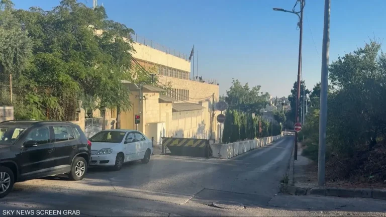 إسرائيل تأمر بإغلاق القنصلية البريطانية في القدس الشرقية ولافتاتها تختفي من المبنى