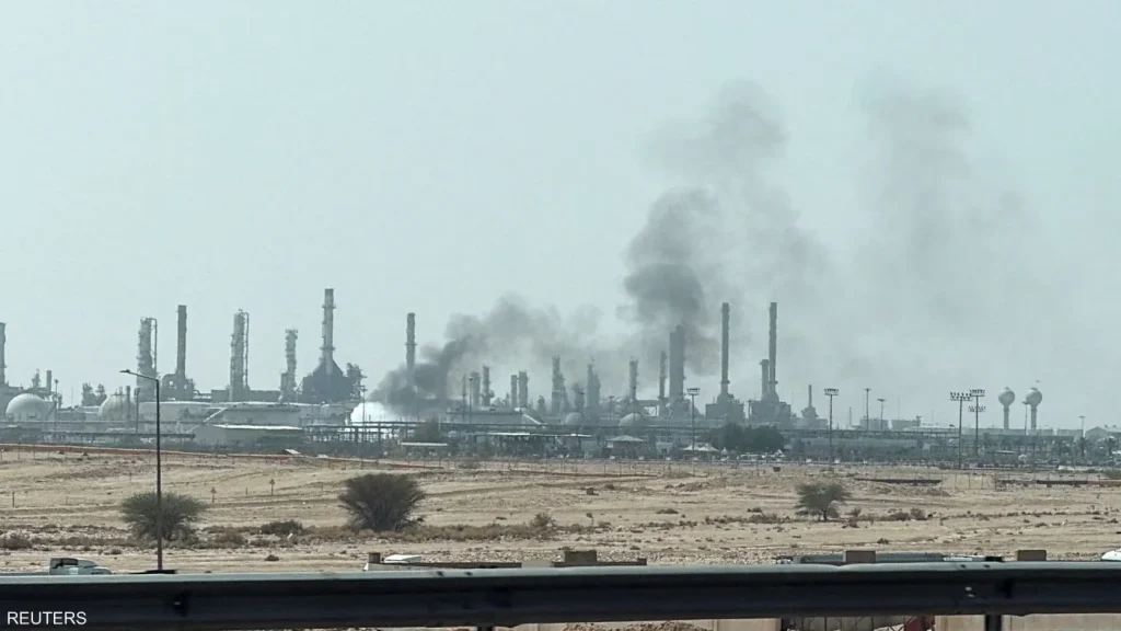سحابة دخان ونيران قرب منشأة لأرامكو في الرياض دون إعلان أسباب الحريق