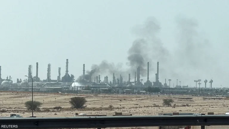 سحابة دخان ونيران قرب منشأة لأرامكو في الرياض دون إعلان أسباب الحريق