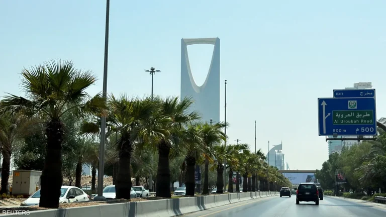 السعودية تعلن اعتراض صاروخ باليستي حوثي فوق الرياض بعد سماع انفجارات قوية وتحذير من «تهديد جوي»