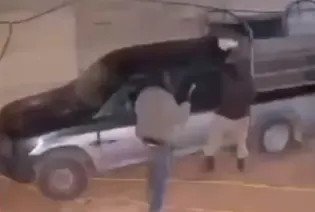 مستوطنون يستولون على سيارة فلسطيني من أمام منزله في يبرود