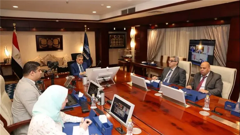 هاباج لويد تعيد 3 خدمات ملاحية إلى قناة السويس وتخطط لعودة المزيد