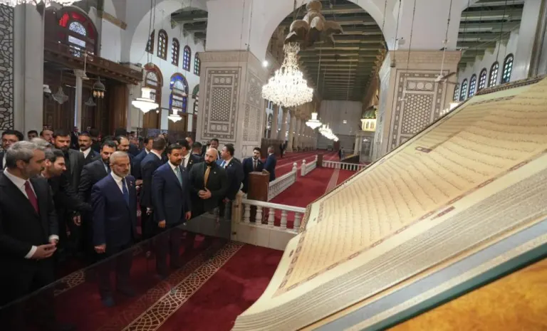 رئيس الحكومة العراقية يتبرع بـ 10 ملايين دولار للجامع الأموي ومرقد السيدة زينب بدمشق