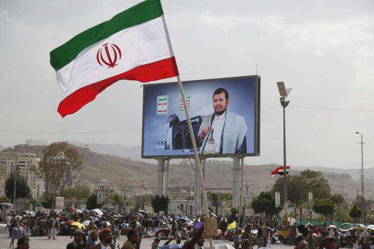 صحيفة أمريكية تتهم إيران بتزويد الحوثيين بمعلومات استخباراتية لاستهداف السعودية