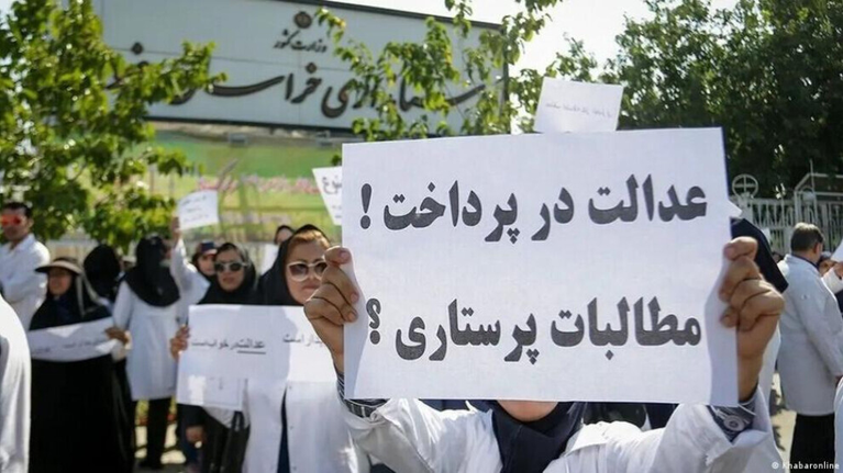 أجور تجوع واحتجاجات تحرق المستشفيات: التمريض الإيراني ينتفض ضد الانهيار