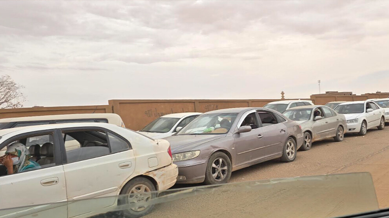 أزمة وقود ليبيا: طوابير البنزين في الجنوب.. معركة يومية تخوضها النساء بلا هوادة