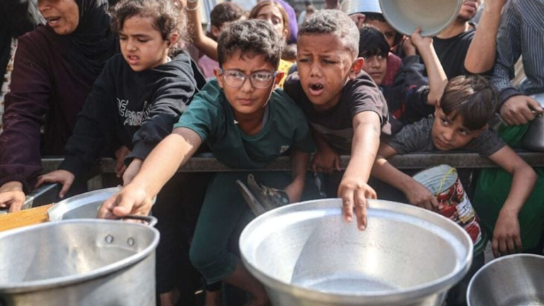 الجوع يعود لطاولة غزة: عجز التمويل ينذر بكارثة إنسانية تلوح في الأفق