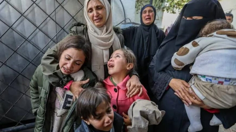 “حرب بلا رحمة”: أرقام صادمة عن معاناة نساء غزة وسط شلل الإغاثة