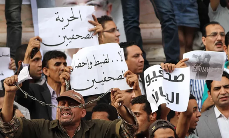 معركة الحقيقة تبدأ: نقابة الصحفيين تشعلها وتطالب بالإفراج الفوري عن “متصدقش”