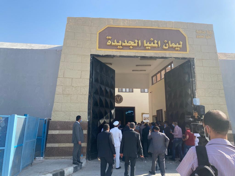 “جوار” توثق انتهاكات وحشية للضابط محمد الليثي بحق معتقلين في ليمان المنيا