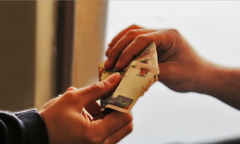 “المواطن يدفع الفاتورة”.. نائب يحذر من تراجع الخدمات وإهدار المال