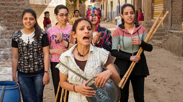 رحلة التمرد والإبداع: “على حافة الأحلام”.. شابات صعيديات يكسرن قيود الأعراف الاجتماعية في فيلم وثائقي