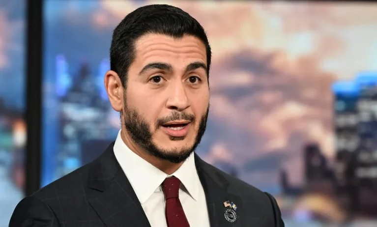 ترامب يتهم مرشحا ديمقراطيا من أصل مصري بالانتماء للإخوان.. والأخير يرد