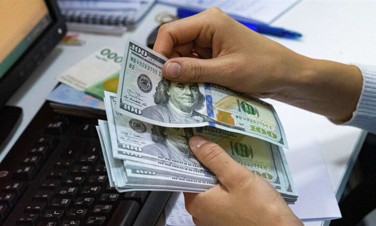 جنون الدولار: العملة الخضراء تقترب من 54 جنيها بالمخالفة لكل التوقعات