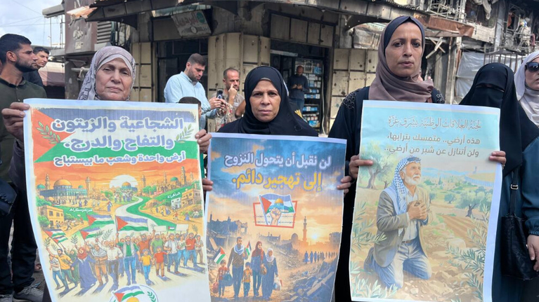 تحت شعار “هذه أرضي”.. فلسطينيات يحتججن شرق غزة رفضا لـ “الخط الأصفر”