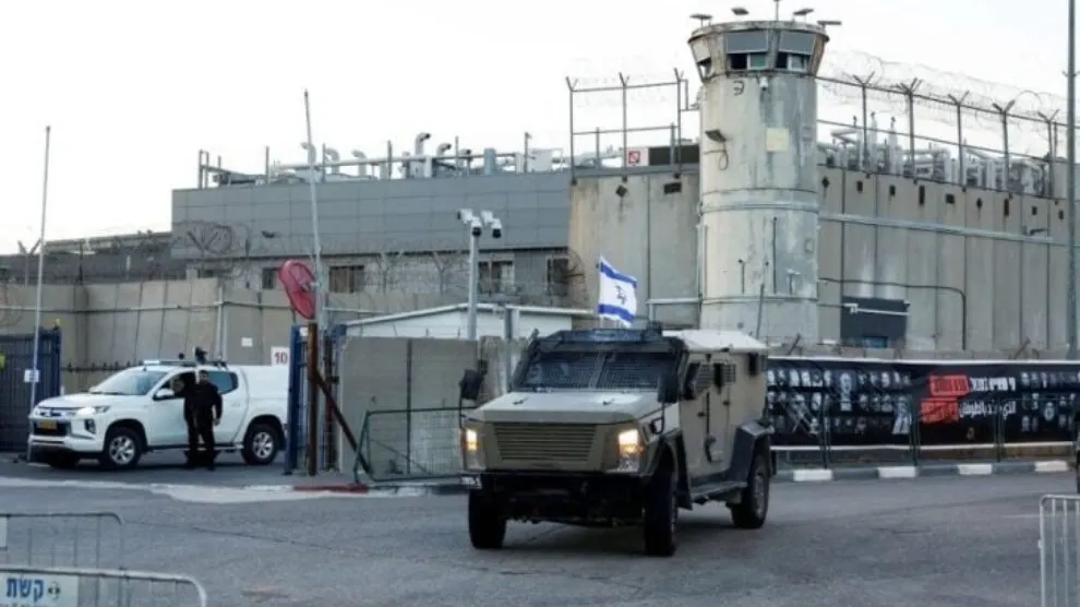 بين الموت والسياسة: الإهمال الطبي الممنهج يحصد أجساد الأسرى في سجون الاحتلال