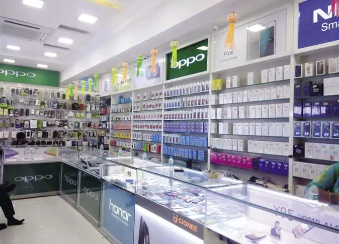 بعد كسر الدولار حاجز الـ 55 جنيها.. هل ترتفع أسعار المحمول بمصر؟
