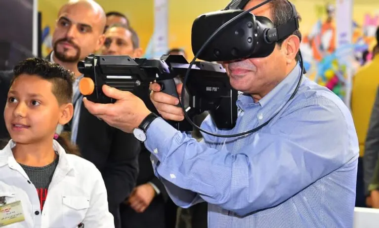 السيسي يحذر من مخاطر منصات التواصل: هل تحولت التكنولوجيا إلى عدو؟