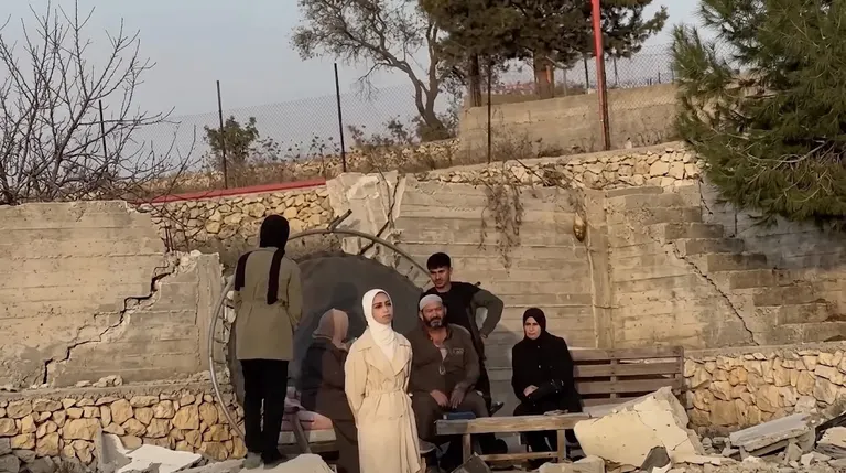 بعد هدمه بالجرافات الإحتلال.. عائلة “أبو اشخيدم” تتفقد ركام منزلها بفرش الهوى في الخليل