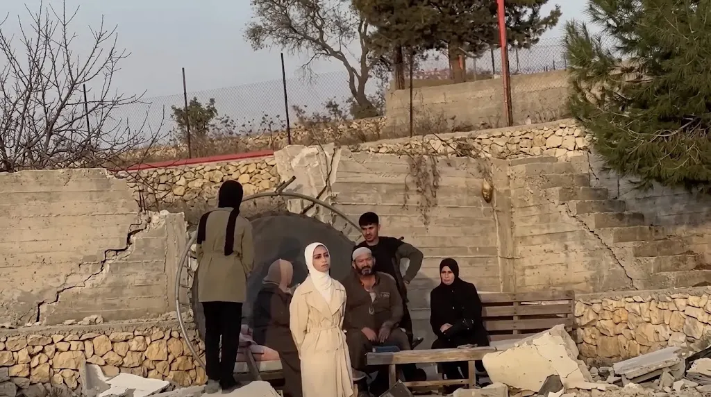 بعد هدمه بالجرافات الإحتلال.. عائلة “أبو اشخيدم” تتفقد ركام منزلها بفرش الهوى في الخليل