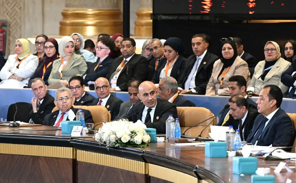 بين الأرقام الرسمية وكتاب “للتاريخ”: أخطاء تحرج الحكومة في منتدى 2026