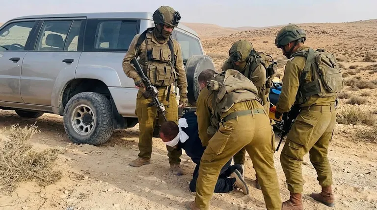 بطولة ومواجهة: الاحتلال ينكل بأب وابنه تصديا لهجوم للمستوطنين في مسافر يطا
