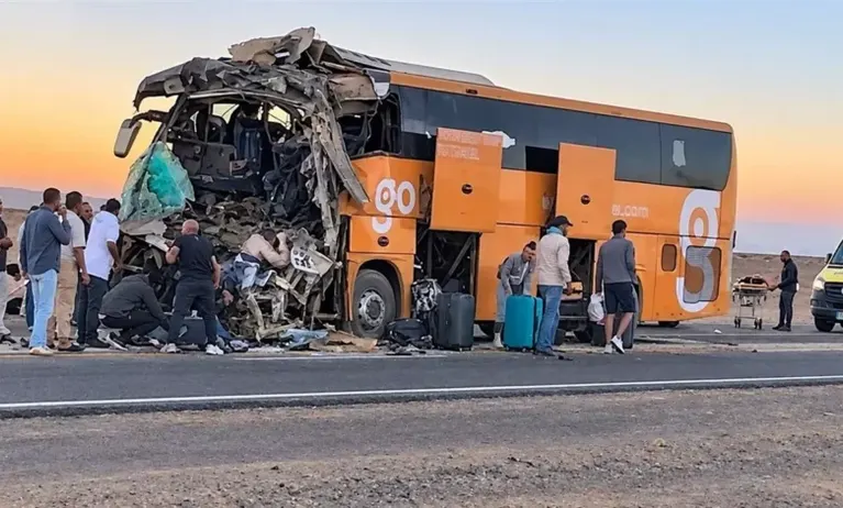 مصرع 3 وإصابة 25 في حادث تصادم مروري بطريق رأس غارب