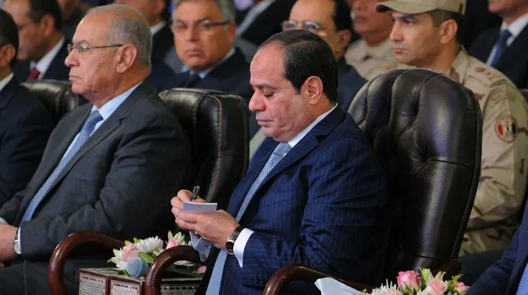 فوائد الديون تلتهم 512 مليار جنيه وتستحوذ على 96% من إيرادات مصر
