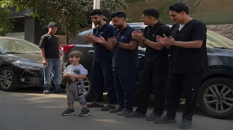 من الشلل إلى الشارع: معجزة خطوات طفل مصري تزلزل القلوب