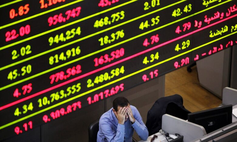 أين ذهبت أموال المصريين؟ 80 مليارا تتطاير في الهواء.. هل دخلت البورصة المصرية نفقا مظلما؟