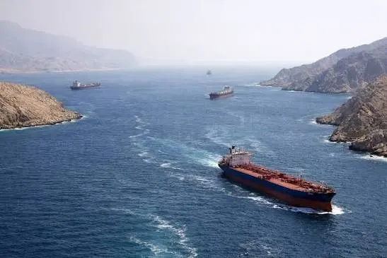 إيران تبدي استعدادها لإعادة فتح مضيق هرمز مقابل رفع الحصار الأمريكي