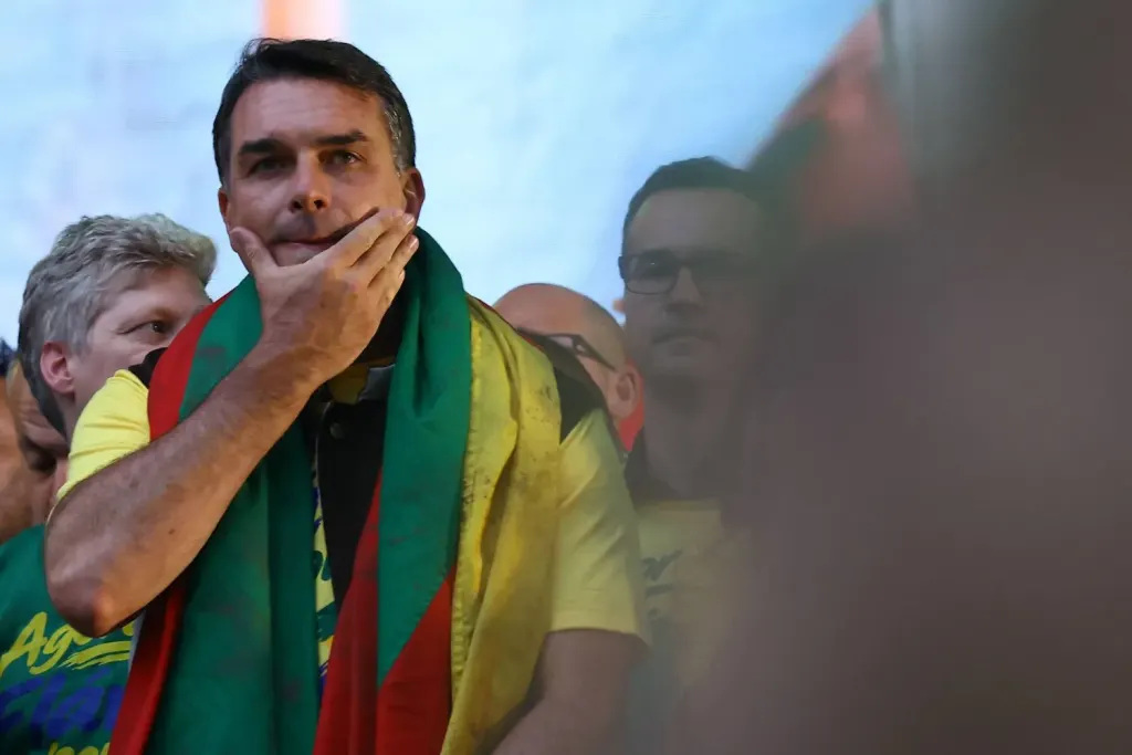 وسط حظر سفر برازيلي.. فلافيو بولسونارو يغادر إلى الإكوادور تمهيداً لتوجهه إلى واشنطن