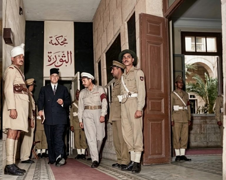 من أروقة التاريخ السياسي.. صورة نادرة لإبراهيم عبد الهادي تعيد طرح نقاش “قرينة البراءة”