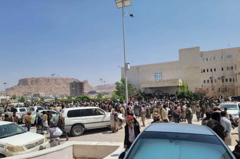 مجزرة بشرية بشبوة.. عشرات القتلى والجرحى في هجوم صاروخي حوثي استهدف معسكراً للتدريب