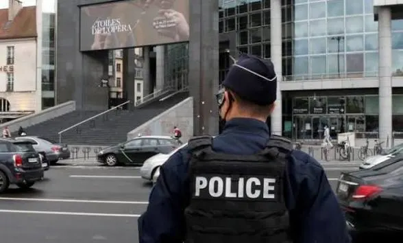 وزير الداخلية الفرنسي يندد بحادث إطلاق نار في ضواحي باريس أسفر عن سقوط ضحايا