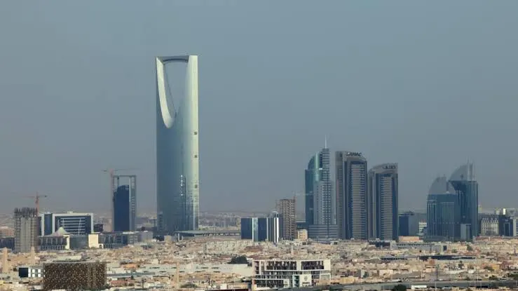 السفارة الأمريكية في الرياض تطلب من كل الموظفين غير الأساسيين وعائلاتهم مغادرة السعودية
