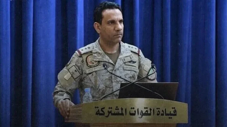 التحالف يتوعد بالرد «بحزم» على هجوم الحوثيين على مطار الرياض بعد مقتل 12 وإصابة 309