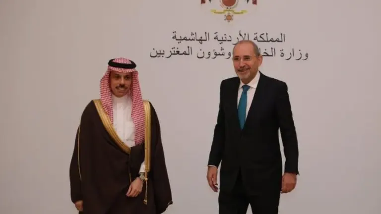وزير الخارجية السعودي يبحث مع الصفدي تطورات المنطقة ويدين هجوم كنيسة الكرك