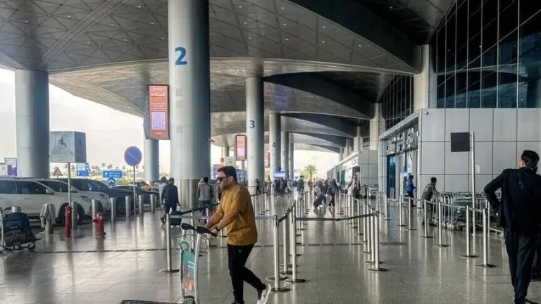 السعودية تمدد تعليق العمليات التشغيلية في مطار الملك خالد بالرياض حتى إشعار آخر