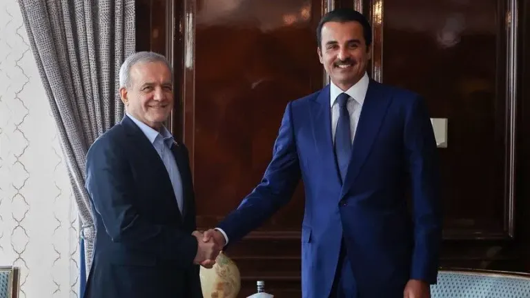 رئيس إيران وأمير قطر يبحثان تعزيز التعاون في الطاقة والعلاقات الاقتصادية