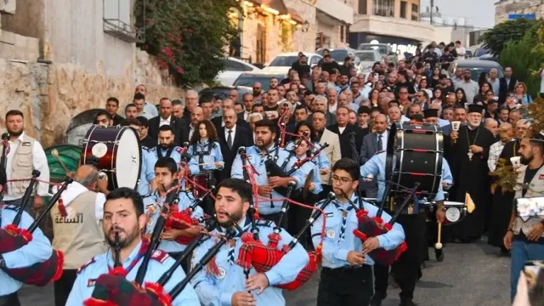 وقفة ومسيرة في الفحيص تضامنًا مع ضحايا هجوم كنيسة الكرك وتأكيدًا لوحدة الأردنيين