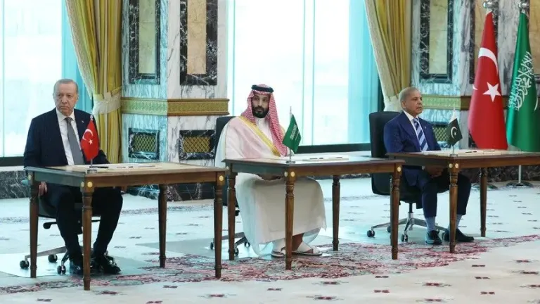 دول «حلف مكة» تجتمع مع إيران في طهران وتلتقي بزشكيان لبحث الأمن الإقليمي وخفض التصعيد