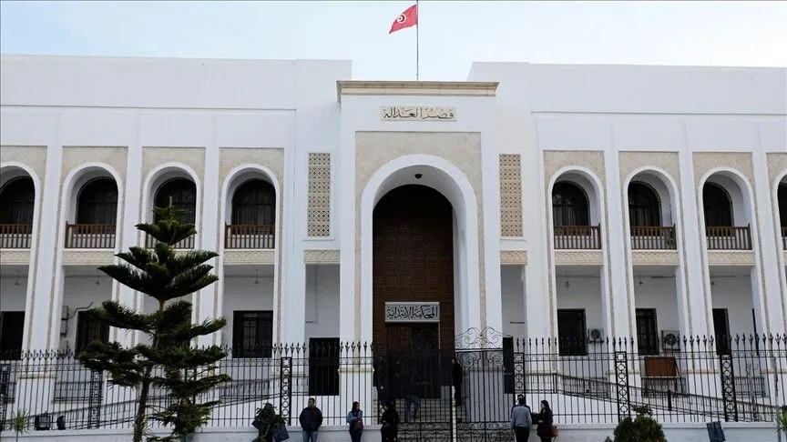 السجن 6 أشهر مع وقف التنفيذ بحق 12 ناشطًا بيئيًا في تونس بسبب اعتصام ضد التلوث