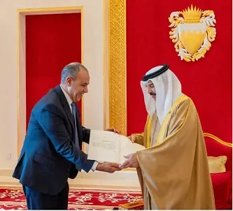 بدر عبد العاطي يسلم ملك البحرين رسالة خطية من الرئيس السيسي